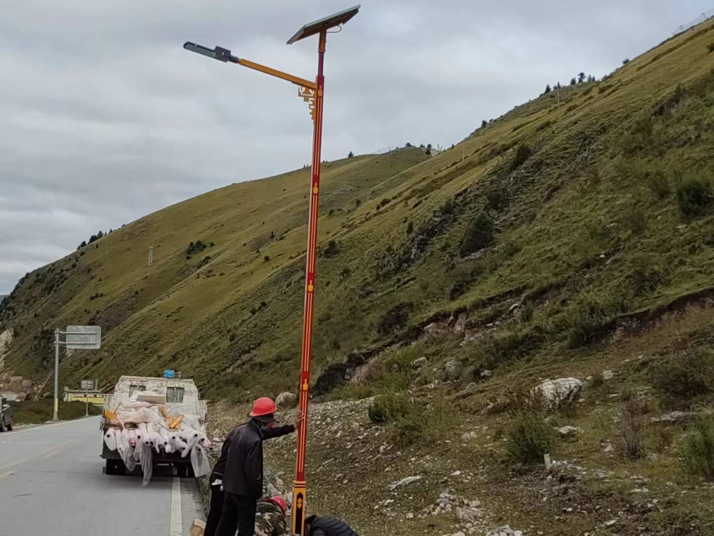 民族特色太阳能路灯杆安装