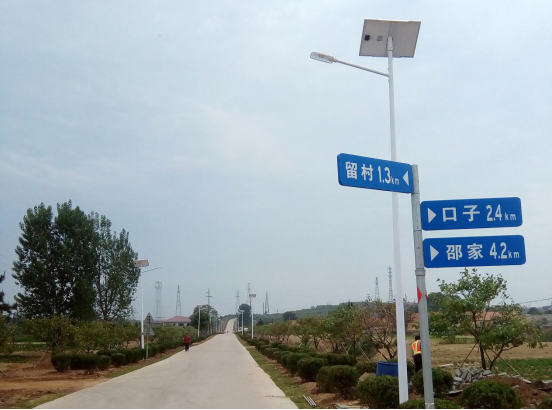 LED太阳能路灯照亮荣成乡镇道路