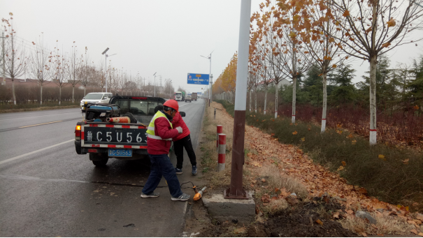 光电施工人员正在安装张皇路物联网太阳能路灯